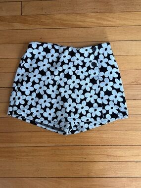 Old Navy Black and White Daisy-Print Girl’s Skort - L (10-12)